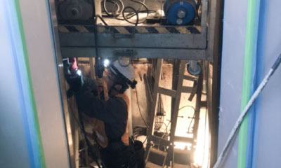 エレベーター工事の専門工事業の建設会社 株式会社アネーロでエレベーター工事をする職人